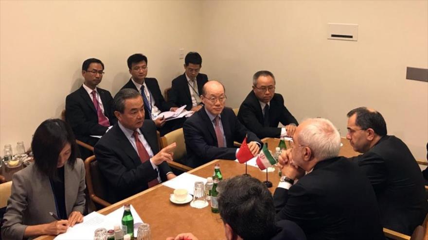 Wang Yi, canciller de China, en una reunión con su par iraní, Mohamad Yavad Zarif, en Nueva York, 21 de septiembre de 2017.