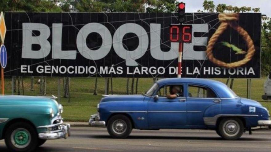 Los famosos almendrones en una calle de Cuba.