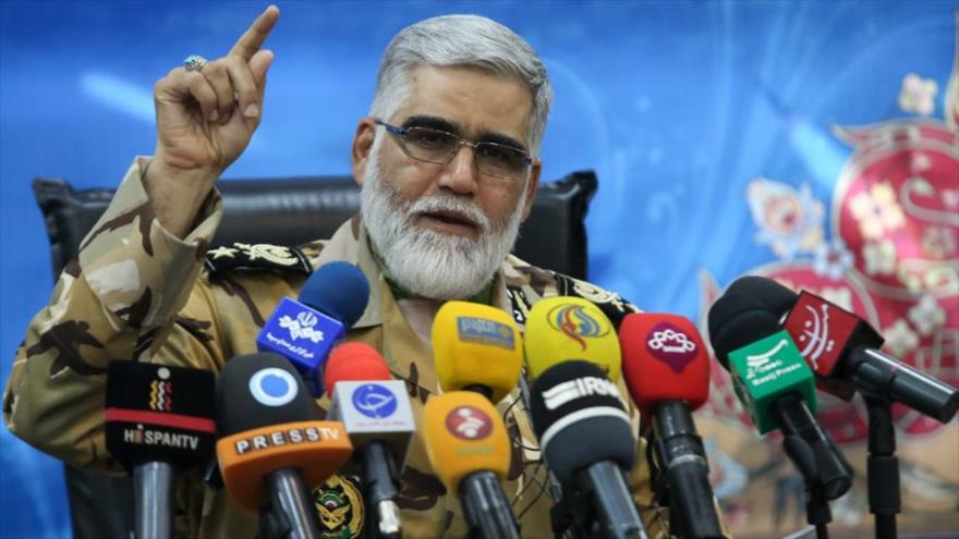 El subcomandante en jefe del Ejército iraní, el general de brigada Ahmadreza Purdastan, habla en una rueda de prensa.