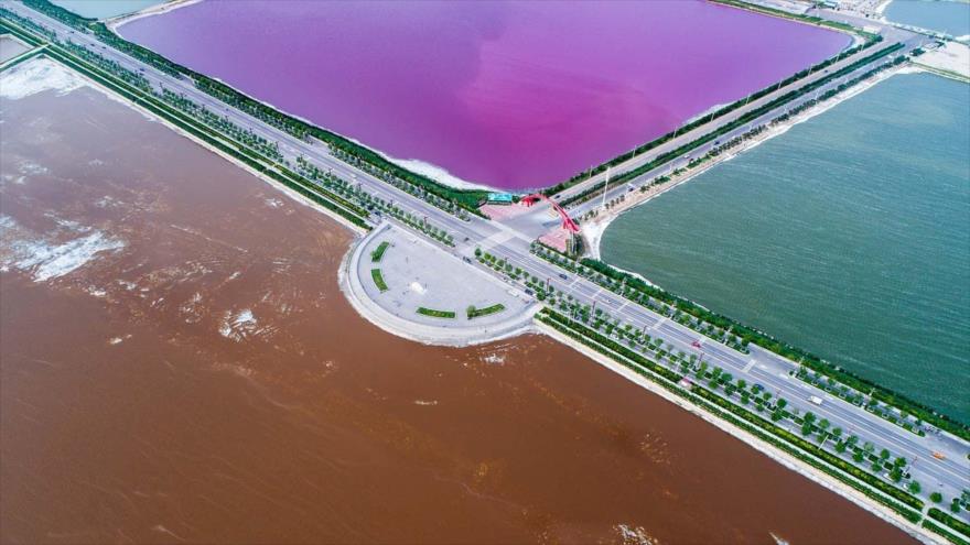 Lago de sal Xiachi, ubicado en la provincia china de Shanxi y conocido como el mar Muerto de China, se tiñe de colores rojo y verde.
