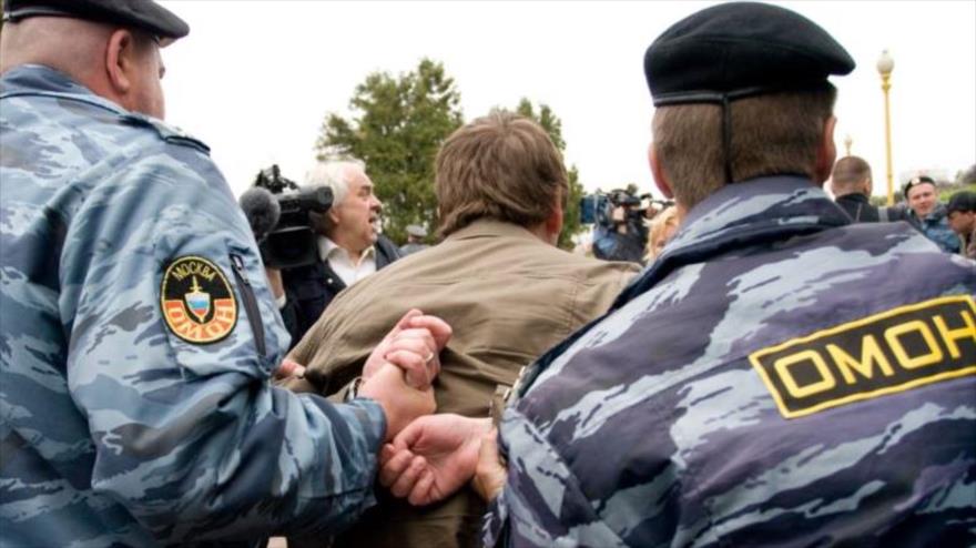 Agentes de la Policía de Rusia detienen a una persona en Moscú, la capital rusa.