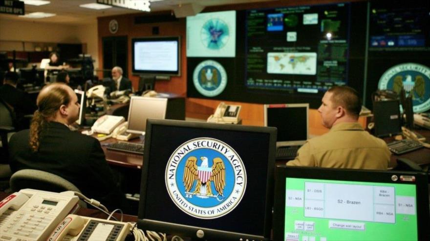 El logotipo de la Agencia de Seguridad Nacional (NSA) es mostrada sobre la pantalla de una computadora en su Centro de Operaciones de Amenazas.