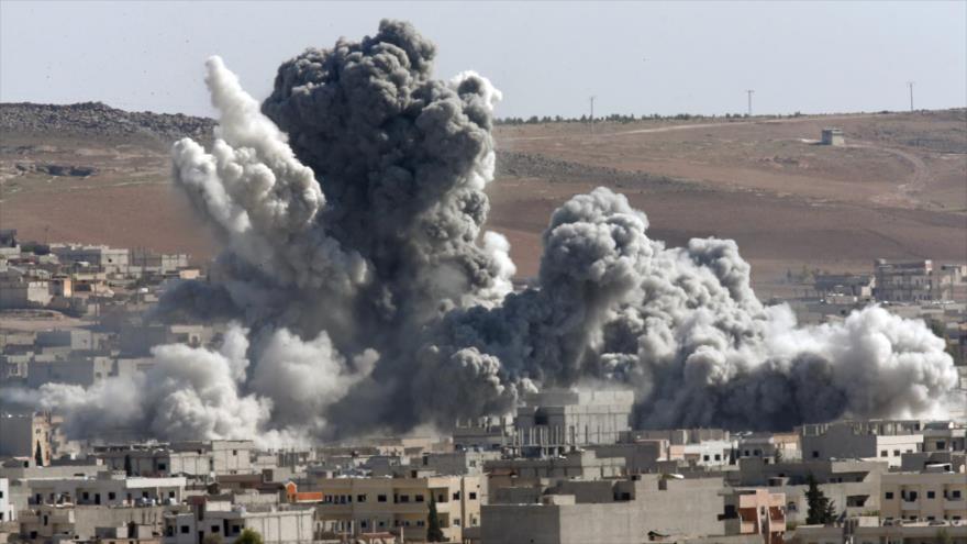 El humo se levanta sobre la ciudad siria de Kobani después de un ataque aéreo de la coalición anti-EIIL que lidera EE.UU.