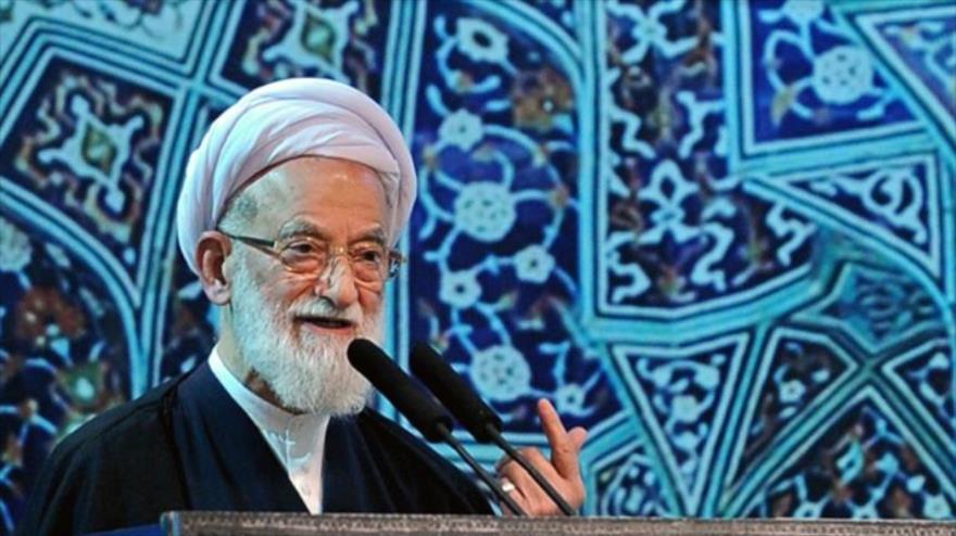 El Imam del rezo del viernes de Teherán, el ayatolá Mohamad Ali Movahedi Kermani, pronuncia un discurso, 29 de septiembre de 2017.