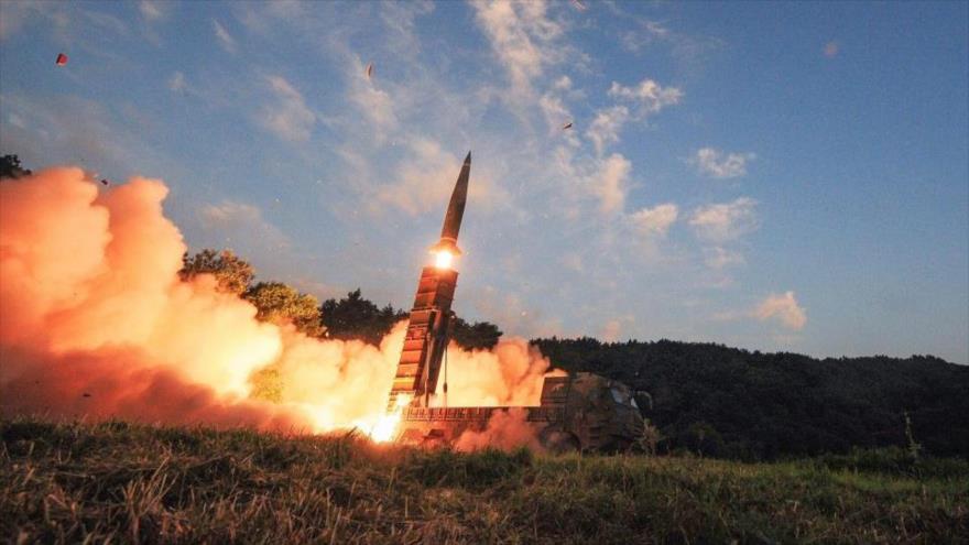 Corea del Sur y EEUU ensayan derribo de un misil en la península coreana.