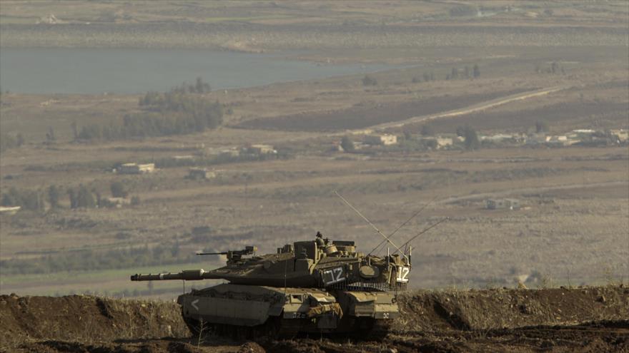Un tanque israelí Merkava Mark IV israelí patrulla una zona fronteriza en los altos de Golán sirios.