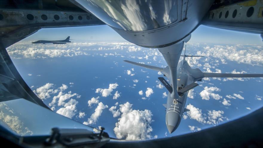 Un bombardero B-1B Lancer de EE.UU. recibe combustible de un KC-135 Stratotanker cerca del mar de China Oriental, 18 de septiembre de 2017.