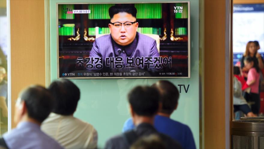 Una pantalla de televisión en una estación de tren en Seúl muestra al líder norcoreano, Kim Jong-un, 22 de septiembre de 2017.