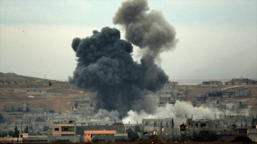 Una zona en la ciudad siria de Al-Raqa es atacada por cazas de la coalición contra Daesh, liderada por EE.UU.