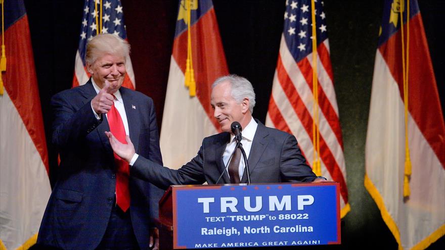 El entonces candidato a la Presidencia, Donald Trump (izda.) y el senador republicano Borb Corker en la campaña electoral, 5 de julio de 2016.