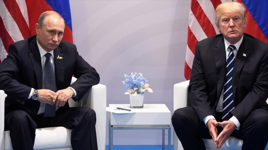 Primera reunión entre el presidente ruso, Vladimir Putin (izda.), y su par estadounidense, Donald Trump, 7 de julio de 2017.
