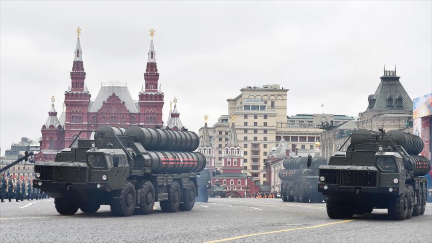 Ejército ruso muestra misiles del sistema antiaéreo S-400 durante un desfile militar en el Día de la Victoria en Moscú, 9 de mayo de 2017.