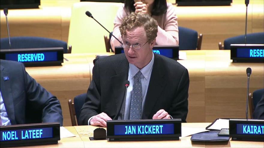 El representante permanente de Austria ante la ONU, Jan Kickert, habla durante una reuniÃ³n del organismo en Nueva York, EE.UU.