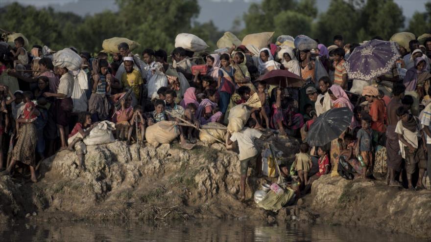 Refugiados rohingyas tras cruzar el rÃ­o Naf desde Myanmar hacia BangladÃ©s, 9 de octubre de 2017.