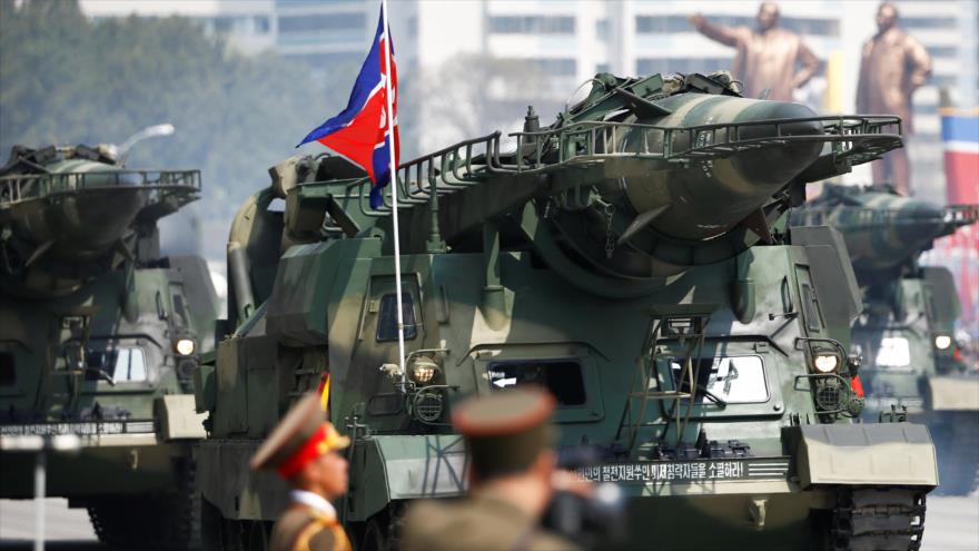 Ejército norcoreano presenta en un desfile militar misiles parecidos a los misiles Scud soviéticos.