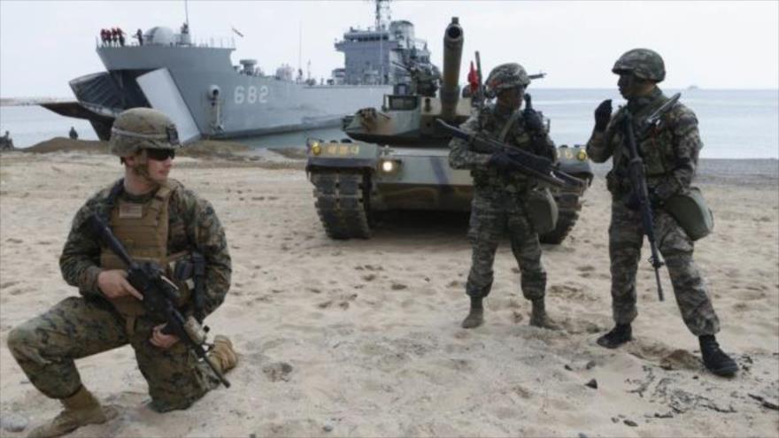 Un uniformado estadounidense (izda.), junto a soldados surcoreanos, durante una maniobra militar en Pohang, cerca de Seúl, en Corea del Sur.