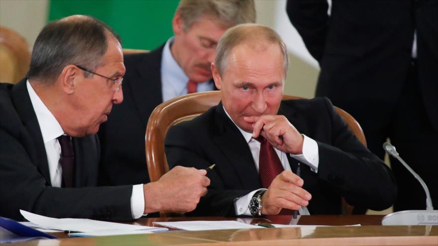 El presidente ruso, Vladimir Putin (dcha.) y su canciller, Serguéi Lavrov, en una reunión en Sochi, 11 de octubre de 2017.