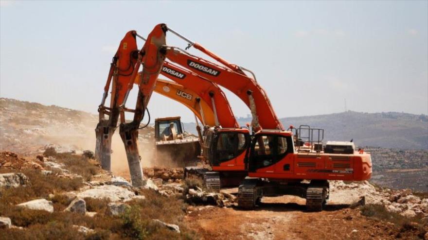 Maquinaria pesada israelí en el lugar de construcción de un nuevo asentamiento, en la ocupada Cisjordania, 20 de junio de 2017.