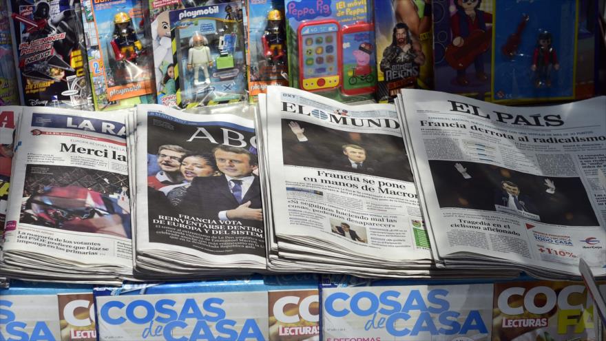 Foto de algunas ediciones de los diarios españoles, El Mundo, ABC, El País, y La Razón en Madrid, capital de España, 7 de mayo de 2017.
