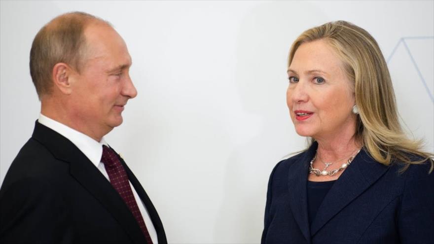 Vladimir Putin, presidente de Rusia, y la exsecretaria de Estado de EE.UU., Hillary Clinton.
