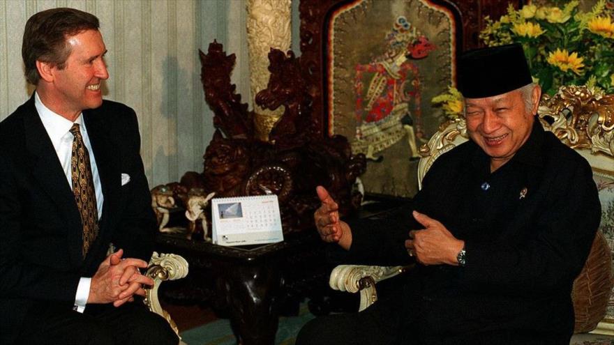 El exdictador indonesio Suharto y el exsecretario de Defensa de EE.UU., William Cohen, 14 de enero de 1998.