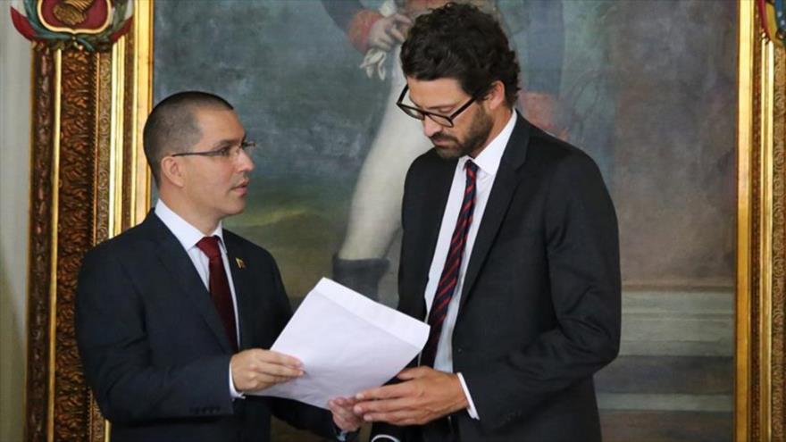 El canciller venezolano, Jorge Arreaza (izda.), entrega una nota al ministro consejero de Canadá, Craig Kowalik, en Caracas, 18 de octubre de 2017.