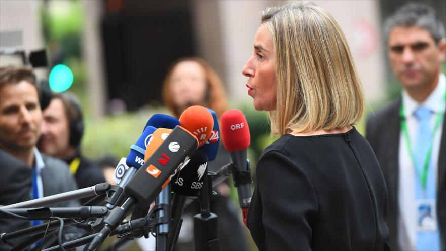 La jefa de la Diplomacia de la UE, Federica Mogherini, habla con periodistas antes de la cumbre de lÃ­deres europeos, Bruselas, 19 de octubre de 2017.