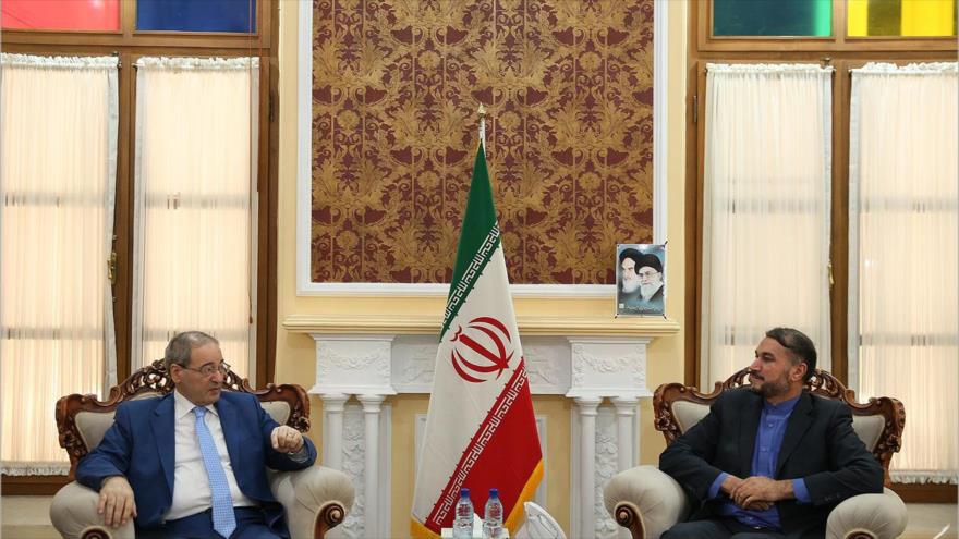 El iraní Husein Amir Abdolahian, (dcha.) se reúne con el iraquí Faisal al-Miqdad, en Teherán, 26 de octubre de 2017.