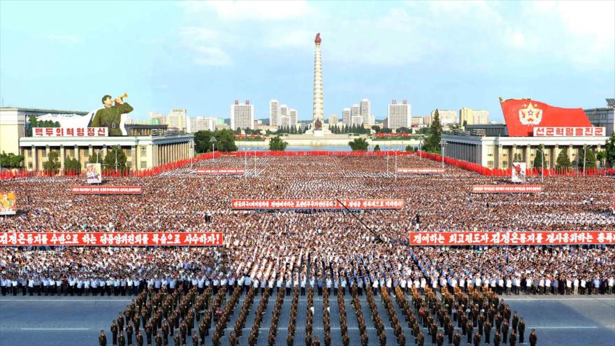Norcoreanos asisten a un mitin en apoyo a su líder en la capitalina plaza de Kim Il-sung, 9 de agosto de 2017.
