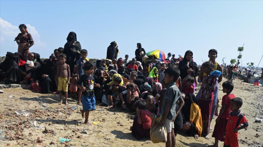 Desplazados rohingyas descansan al llegar a Bangladés después de huir de Myanmar, 27 de octubre de 2017.