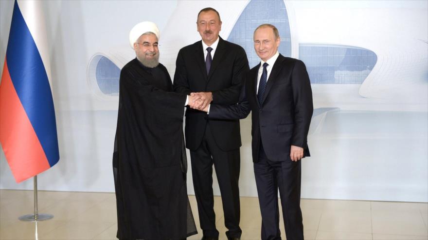 (De izda. a dcha.): Los presidentes de Irán, Azerbaiyán y Rusia, Hasan Rohani, Ilham Aliev y Vladimir Putin, se reúnen en Bakú, 8 de agosto de 2016.