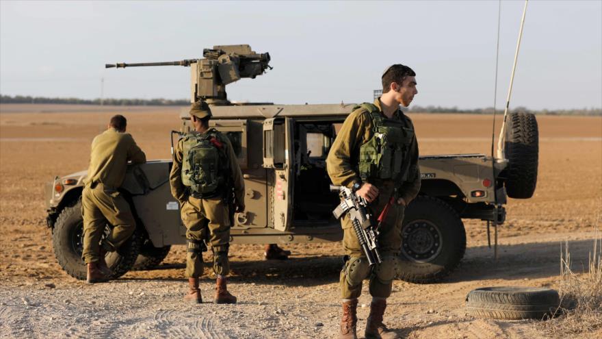 Soldados israelíes patrullan cerca de la frontera con la Franja de Gaza, 30 de octubre de 2017.
