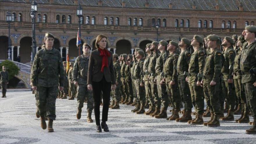 La ministra de Defensa española, María Dolores de Cospedal, visita el destacamento El Bujeo en Tarifa (Cadiz), 30 de marzo de 2017.