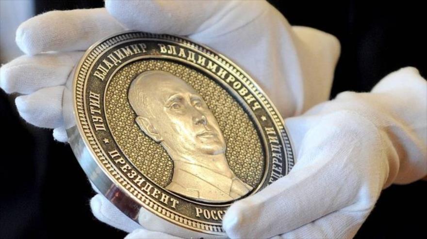 Rusia conmemora la anexión de Crimea con una moneda de un kilo de plata.
