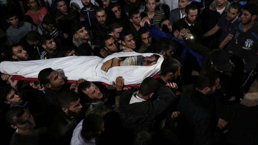 Trasladan el cuerpo sin vida de un palestino que perdió la vida en ataque del régimen israelí contra la Franja de Gaza, 30 de octubre de 2017.