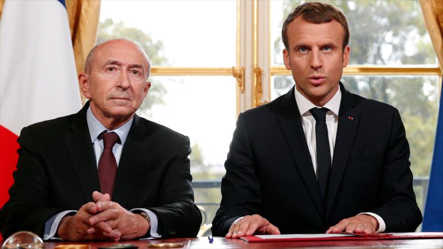 El presidente de Francia, Emmnauel Macron, (drcha.) junto a su ministro del Interior, Gerard Collomb, (L), habla a los periodistas luego de firmar una ley antiterrorista, 30 de octubre de 2017.