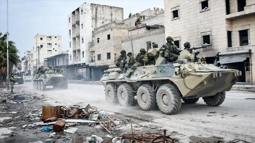 Un convoy de blindados rusos llega a la ciudad siria de Alepo.