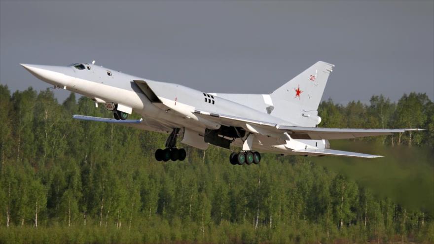 Bombardero estratégico ruso Tu-22 M3 despega de una base aérea rusa
