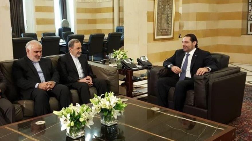 Ali Akbar Velayati (centro), asesor del Líder iraní, se reúne con el primer ministro de El Líbano, Saad Hariri, en país árabe, 3 de noviembre de 2017.