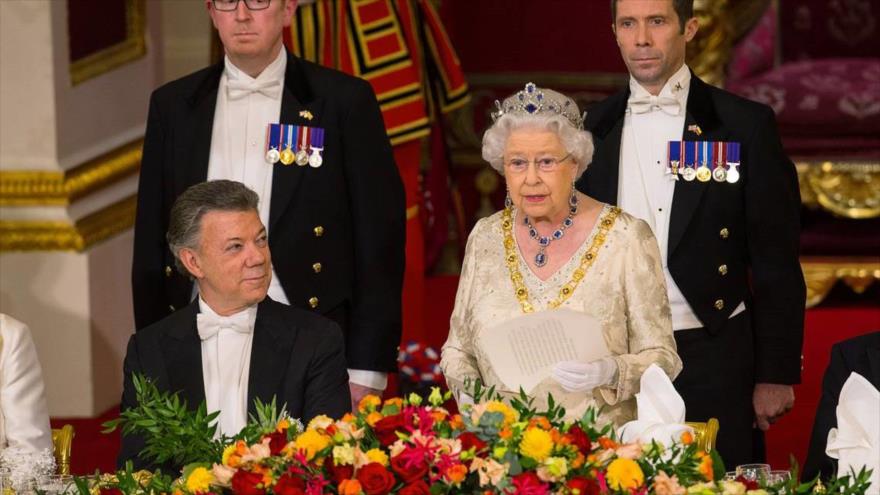 La reina Isabel II encabeza un banquete en honor al presidente colombiano, Juan Manuel Santos, en el palacio de Buckingham, 1 de noviembre de 2016.