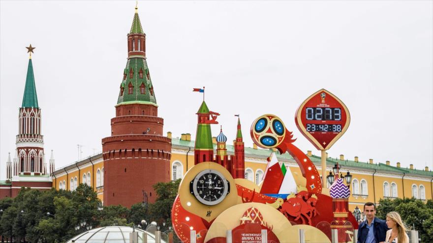 El reloj digital de la cuenta atrÃ¡s de la Copa Mundial de 2018 colocado frente a la Plaza Roja y el Kremlin en MoscÃº, 13 de septiembre de 2017.