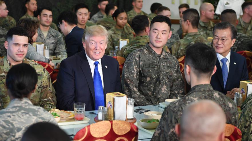 El presidente de EE.UU., Donald Trump (2º a la izda.), habla con el personal militar surcoreano, 7 de noviembre de 2017.