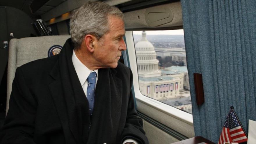 El expresidente de EE.UU. George W. Bush, en un helicóptero en Washington, enero de 2009.