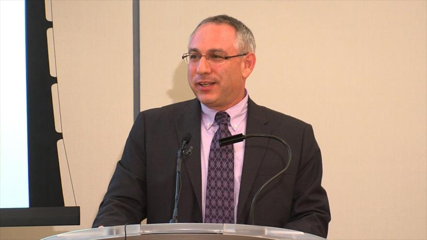 Amir Sagie, vice cónsul general israelí en la ciudad estadounidense de Nueva York, habla en un acto público, 11 de septiembre de 2014.