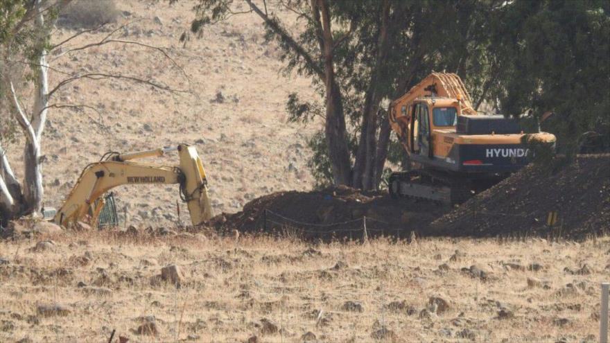 El ejército israelí cava trincheras en las granjas de Shebaa en el sur de El Líbano.