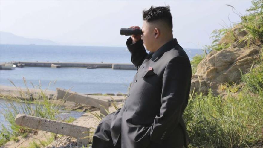 El líder norcoreano, Kim Jong-un, observa un destacamento de defensa en el islote Ung, 7 de julio de 2014.