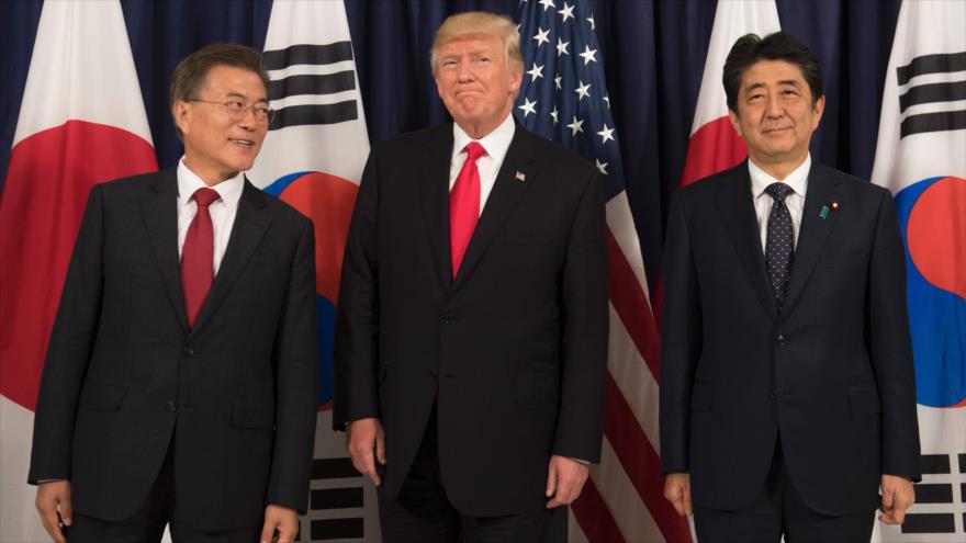 Los presidentes de Corea del Sur, EE.UU. y Japón se reúnen en el marco de una cumbre del Grupo 20 en la ciudad alemana de Hamburgo, 6 de julio de 2017.