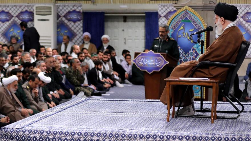 El Líder de la Revolución Islámica de Irán, el ayatolá Seyed Ali Jamenei, se reúne con un grupo de basiyíes, 22 de noviembre de 2017.
