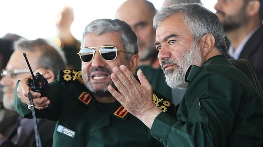 El comandante del CGRI de Irán, Mohamad Ali Yafari (izda.), y el contralmirante Ali Fadavi, comandante de la Fuerza Naval del CGRI.