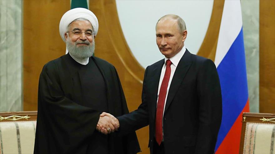 Los presidentes de Irán y Rusia, Hasan Rohani (izda.) y Vladimir Putin, respectivamente, se reúnen en Sochi (Rusia), 22 de noviembre de 2017.